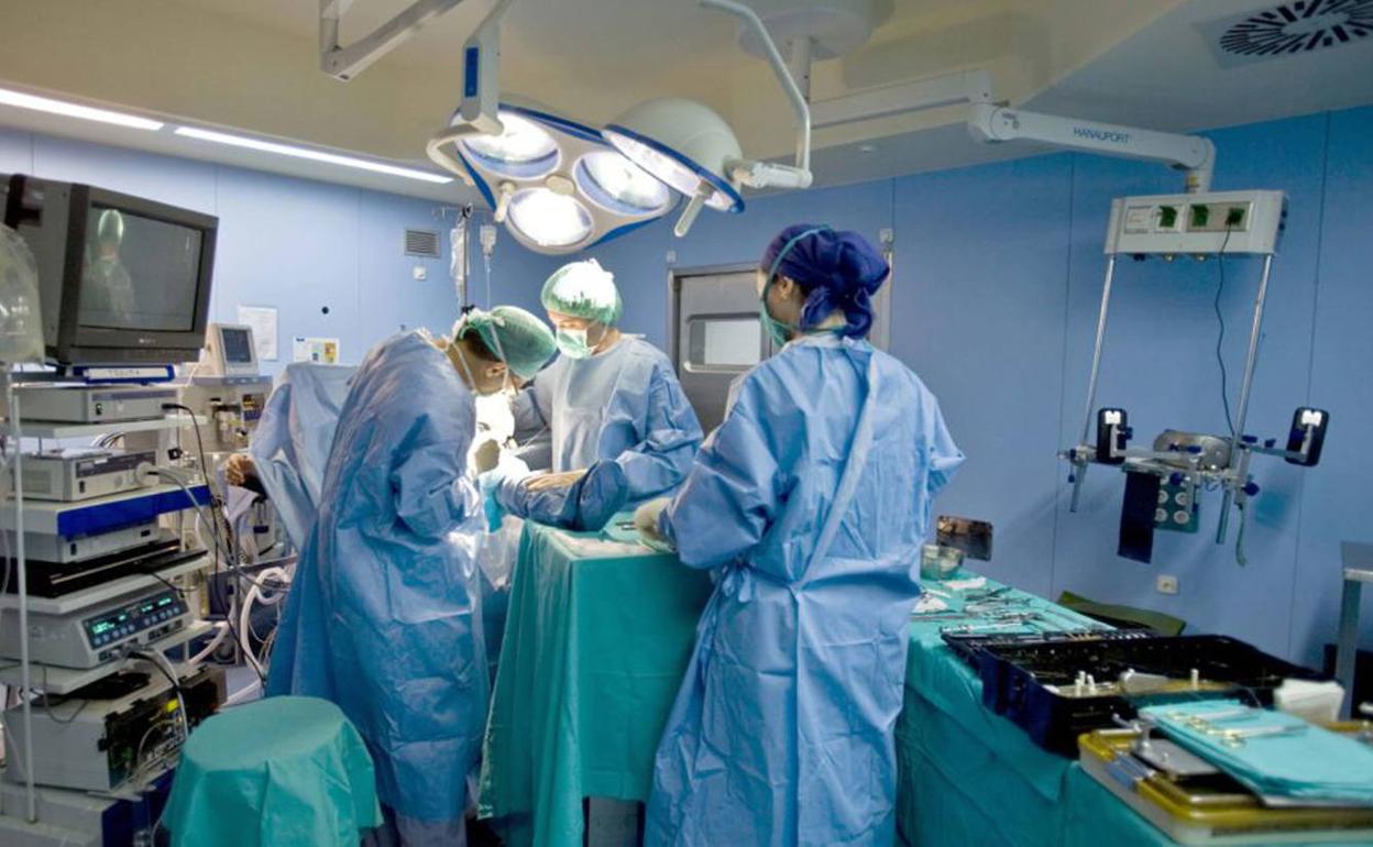 Facultativos en el quirófano. 