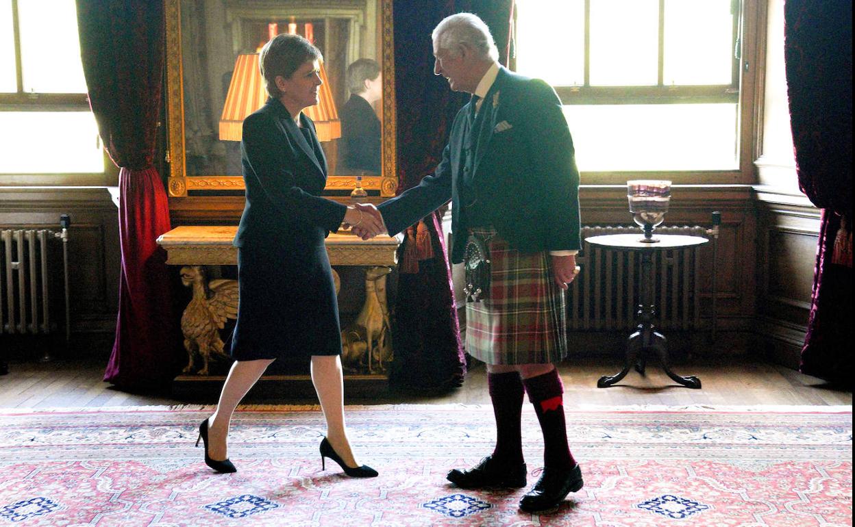 Nicola Sturgeon saluda al rey Carlos III en el castillo de Holyroodhouse (Edimburgo) el pasado mes de septiembre. 