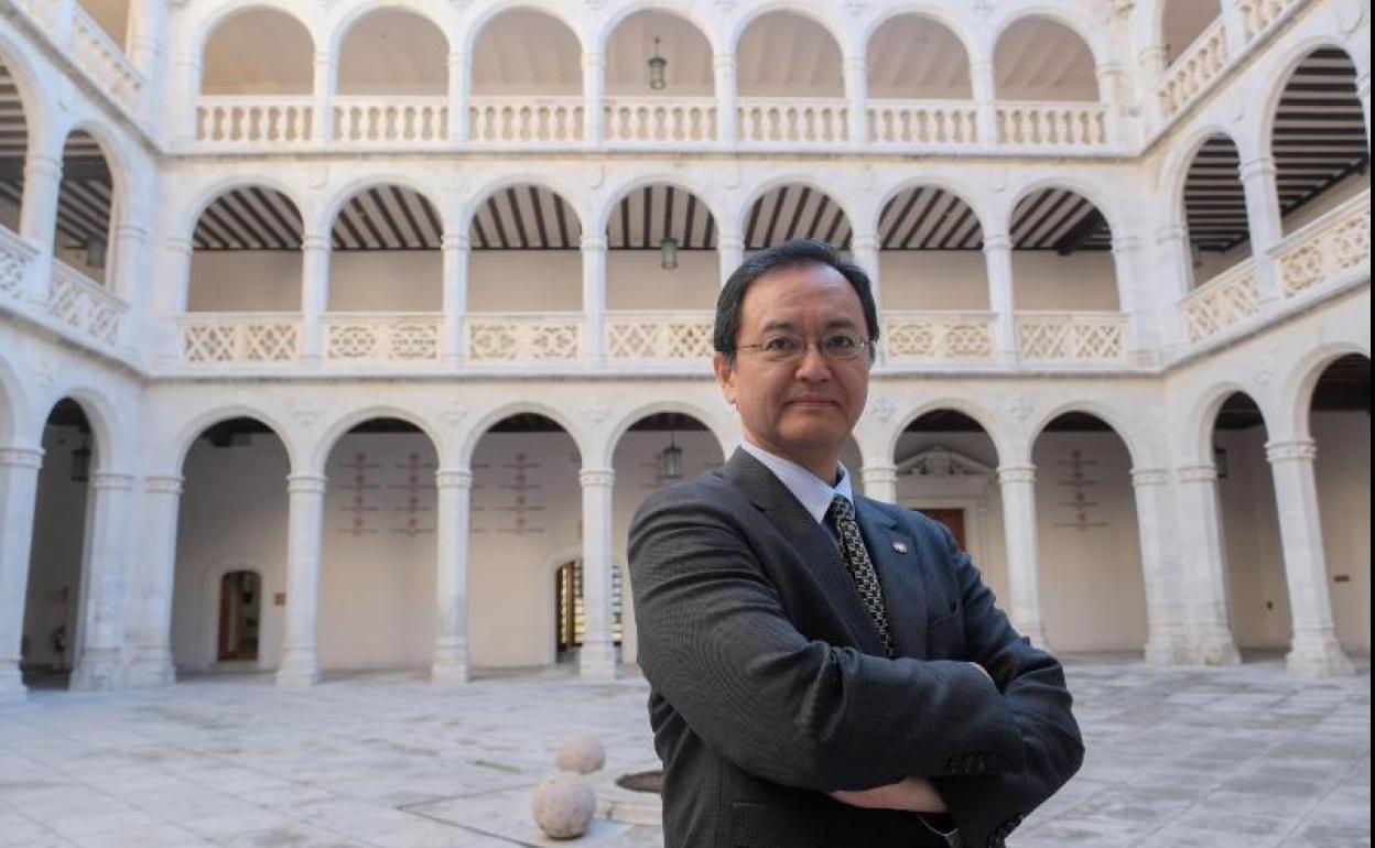 Takahiro Nakamae, embajador de Japón en España, en el claustro del Palacio de Santa Cruz. 