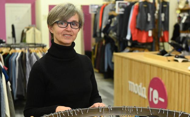 Cristina Martín, en la tienda de Moda Re- de Valladolid, de la que es gerente.