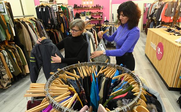 Cristina Martín y la empleada de la tienda de Moda Re-, Nedy Yordanova.