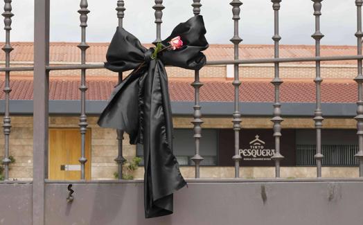 Lazo negro en la entrada de la bodega Tinto Pesquera, el día del sepelio. 