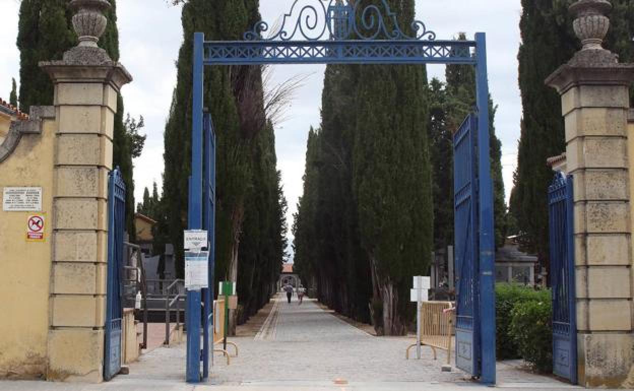 Entrada al cementerio municipal de Segovia. 