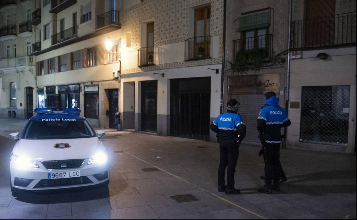 Una patrulla de la Policía Local vigila un piso del centro de la ciudad. 
