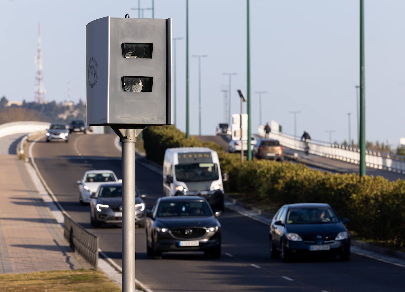 Varios coches pasan junto al radar de la avenida de Zamora, poco antes de llegar a la intersección con el paseo de Zorrilla.