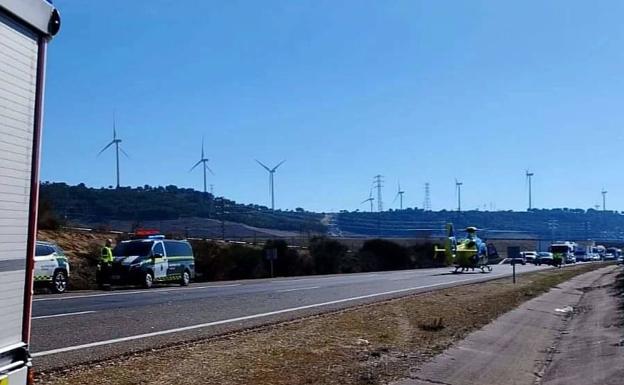 Herido al chocar con un quitamiedos en la variante de Palencia