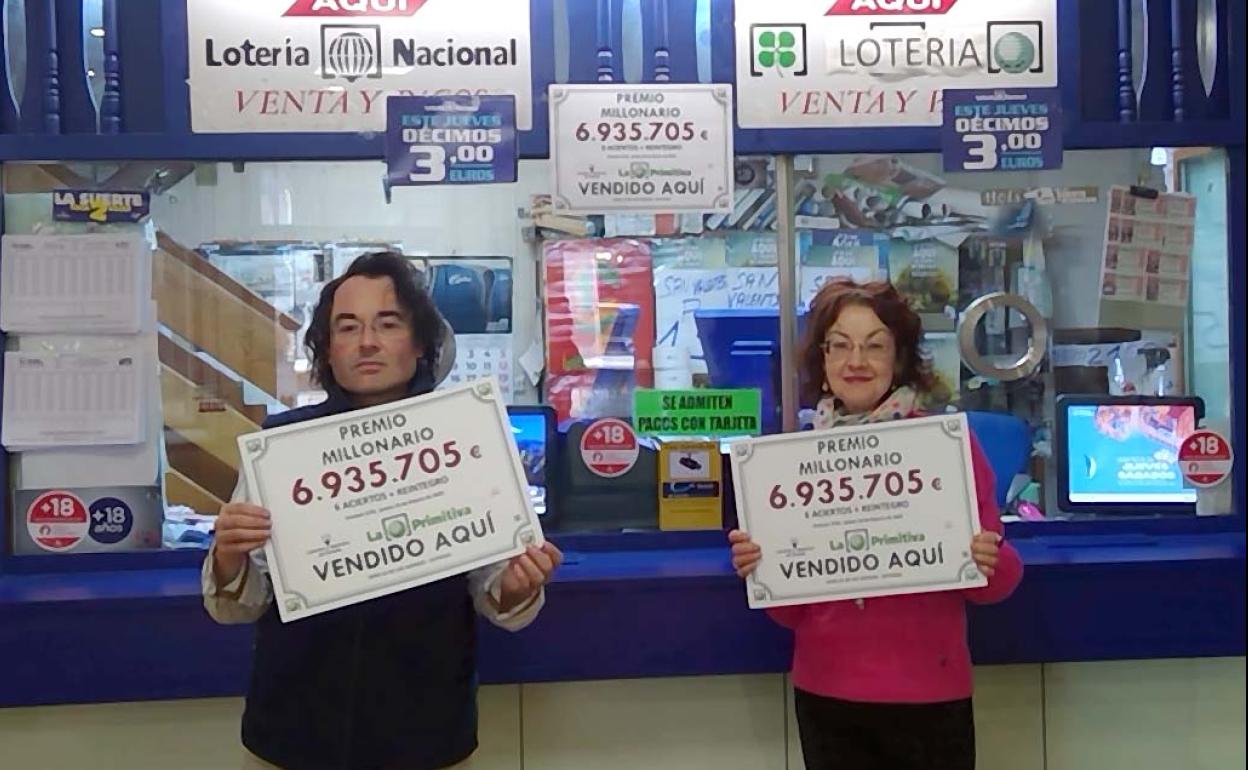 El lotero, Javier Sanz, con el cartel del premio repartido.