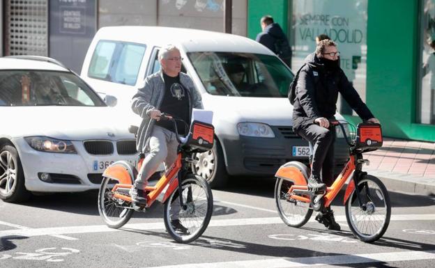 Dos usuarios de bicicletas mecánicas de Biki, en la plaza de Madrid. 