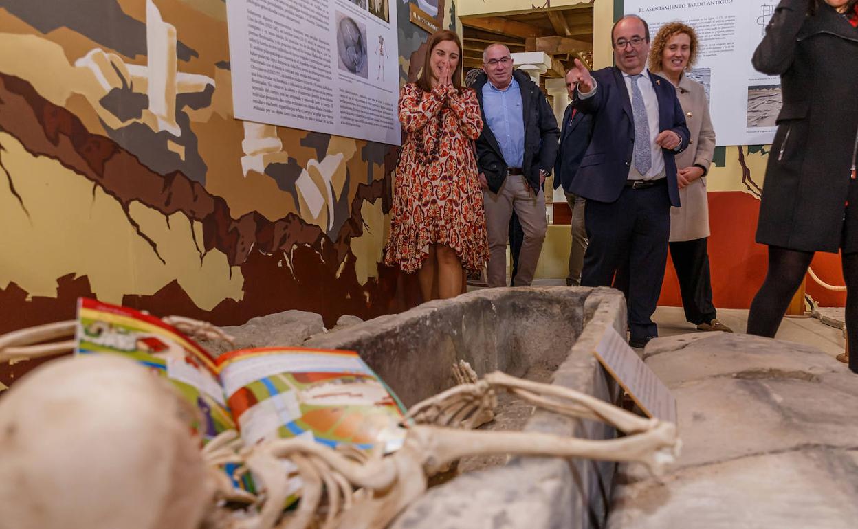 El ministro Iceta, durante su visita a Aguilafuente.