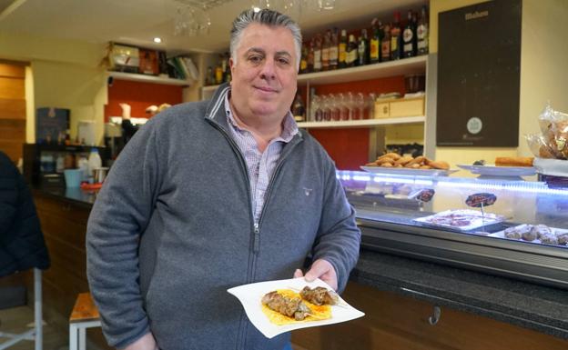 Eduardo Lorenzo posa con su pincho moruno de carne de oveja 