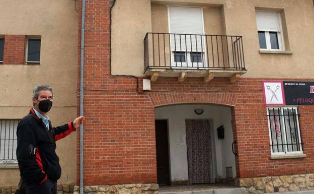 Jesús Martín, alcalde de Mozoncillo, enseña una vivienda de titularidad municipal que se ha alquilado a una familia para asentarse en el pueblo. 