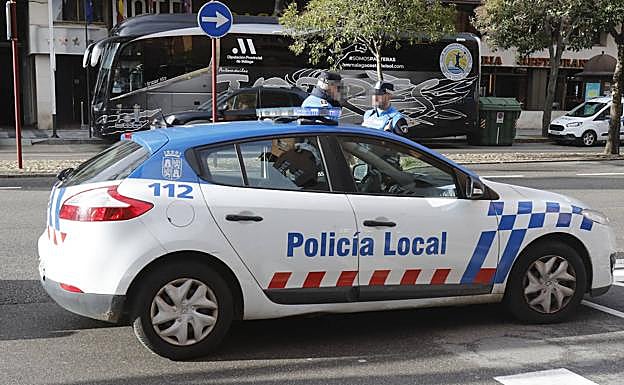 La Policía Local devuelve a su dueño un sobre con 291 euros hallado en la calle 