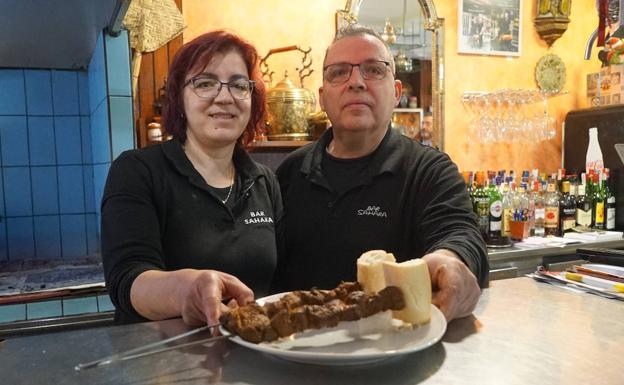 Rocío Palmero y Emilio Coca con sus pinchos al estilo marroquí, ensartados en agujas de punto 