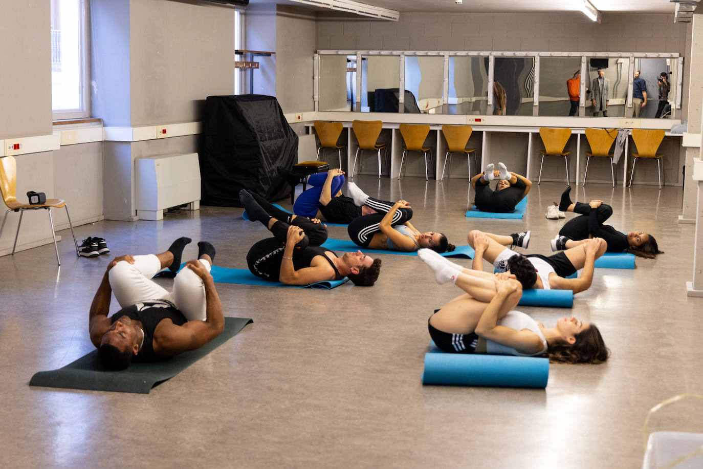 Calentamiento previo de los bailarines de 'El guardaespaldas'. 