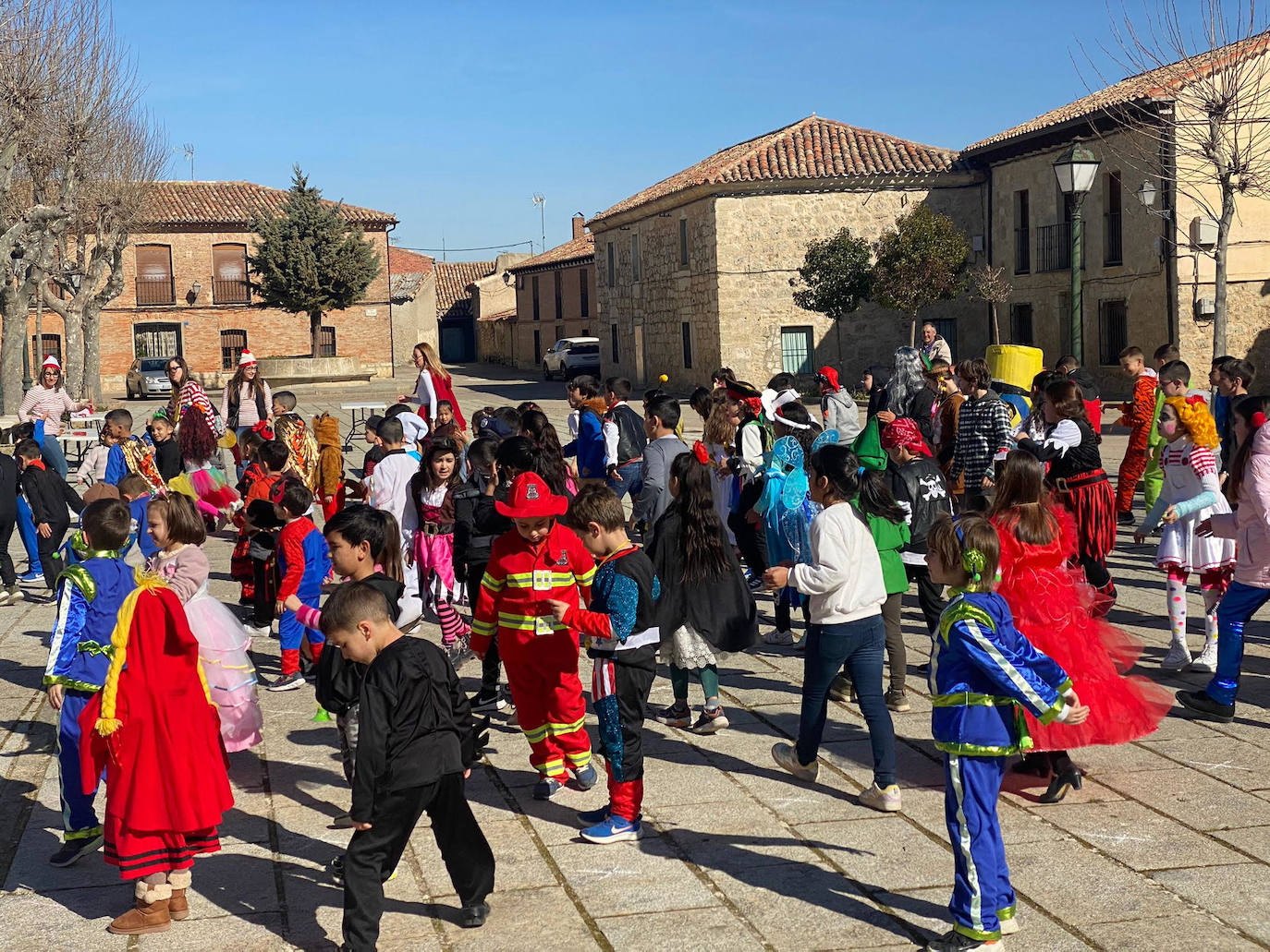 Los niños de Urueña con sus disfraces de carnaval.