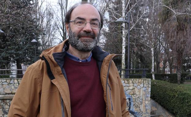 El experto en lobos Juan Carlos Blanco posa en Zamora para la entrevista.