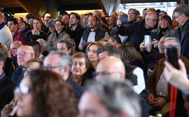 Asistentes de pie en el acto del PP.