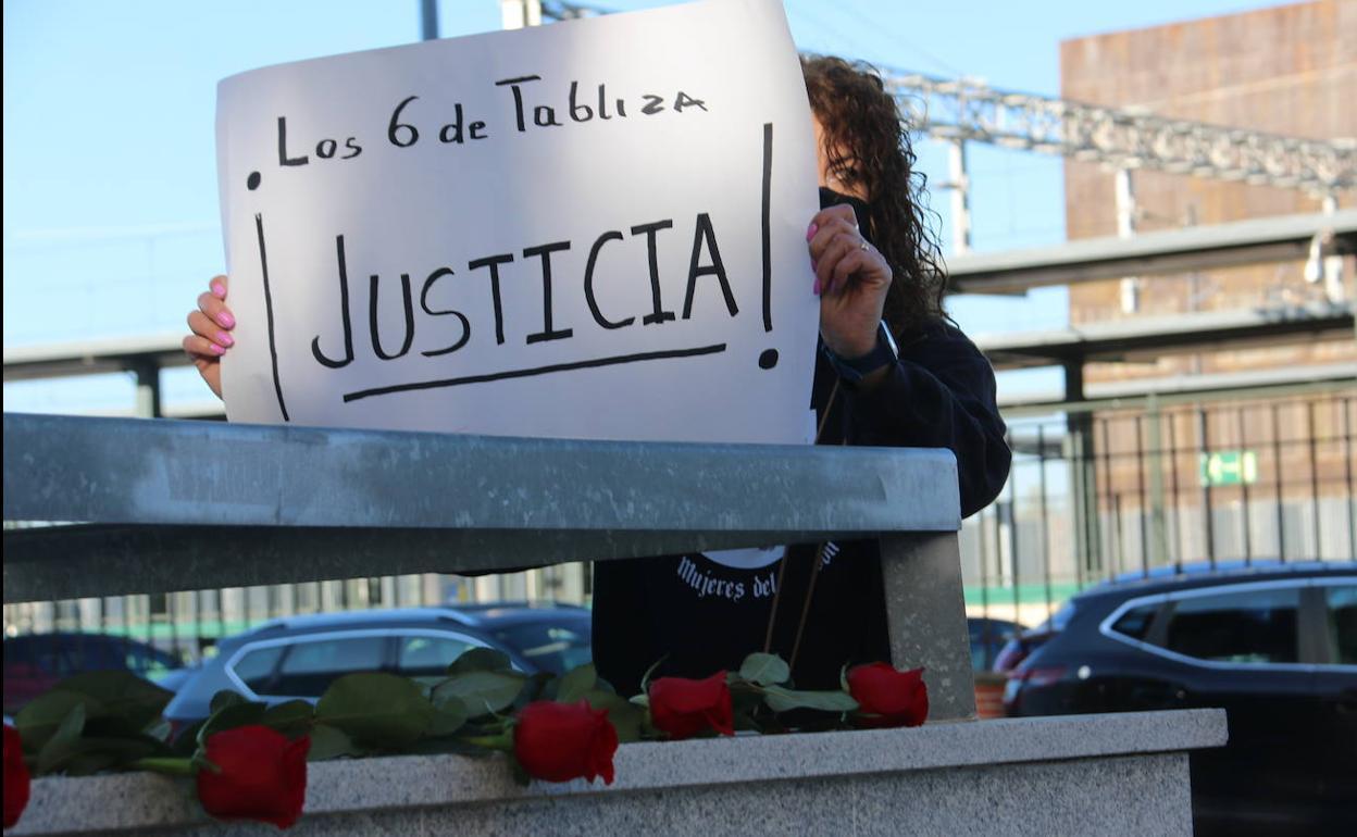 Las familias de los fallecidos se concentraron a las puertas de los Juzgados de León ante la primera convocatoria del juicio. 