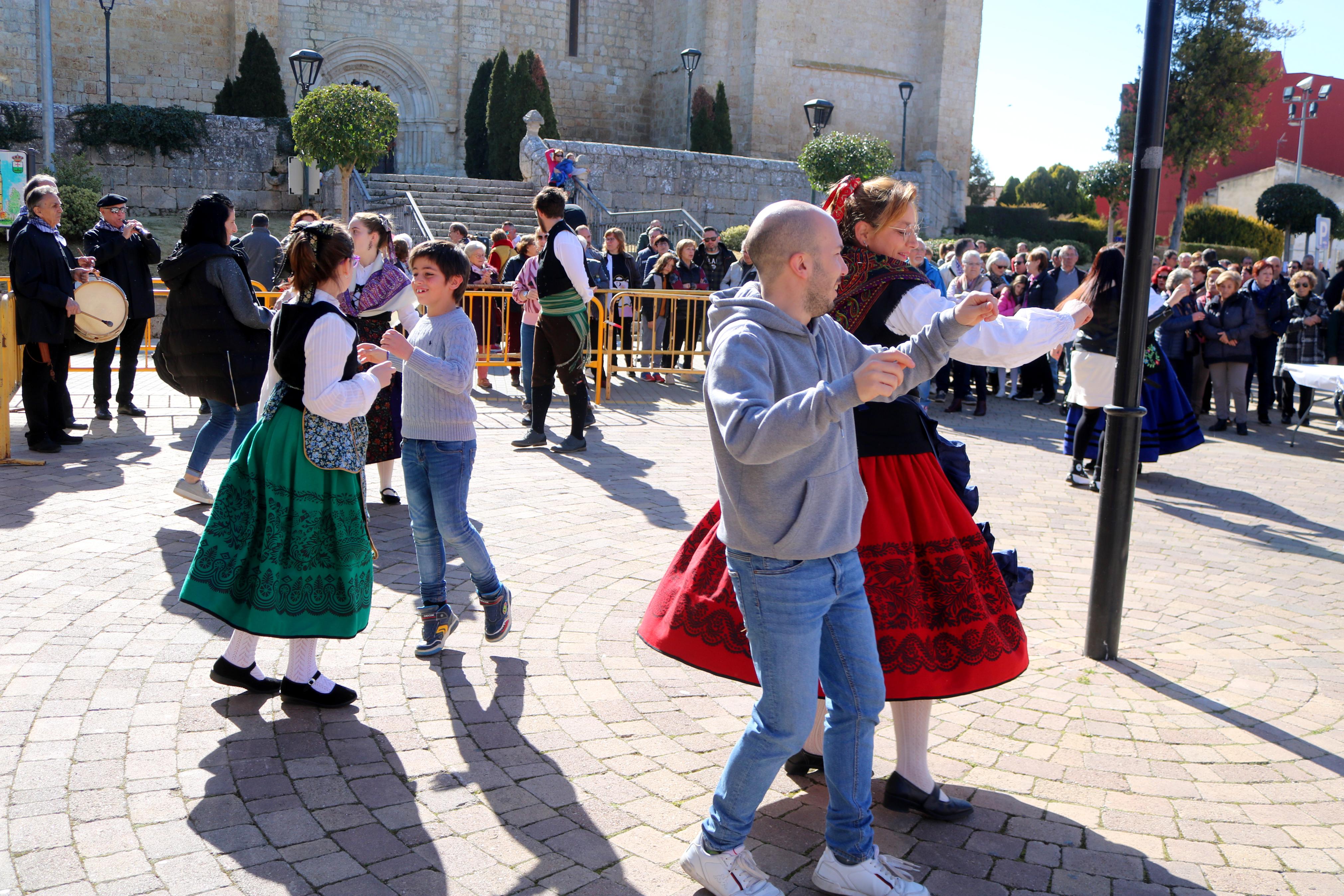 Villamuriel de Cerrato vivió una jornada festiva con música, danzas y gastronomía