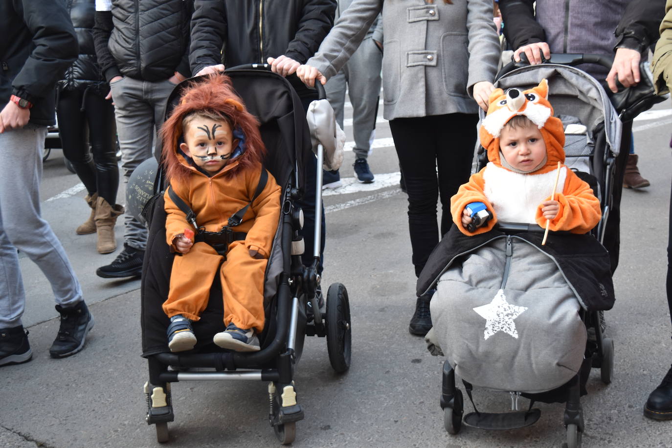 Fotos: Los niños, protagonistas del carnaval de Aguilar este domingo