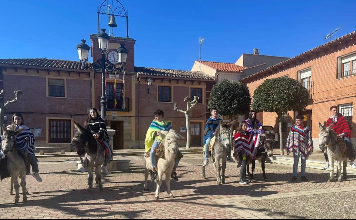 Los quintos y las quintas antes de subir al monte en el Día de la Leña. 