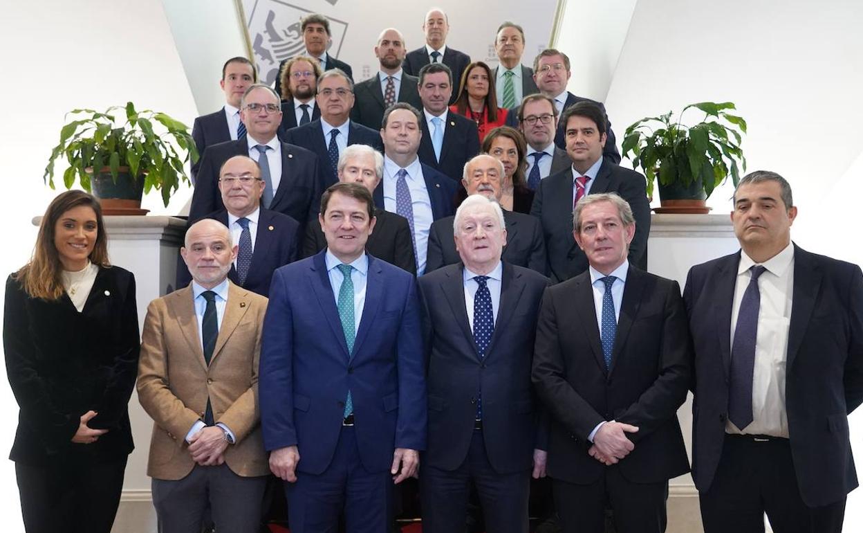 El presidente de la Junta con los presidentes de las Cámaras de Comercio de Castilla y León y el del Consejo Regional de Cámaras el lunes 13. 