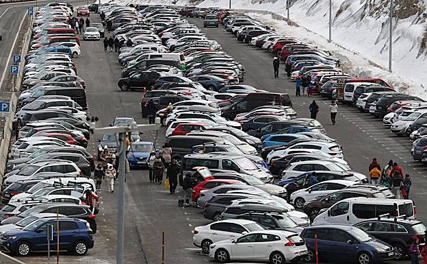 Navacerrada inicia el fin de semana con aparcamientos llenos y los accesos libres