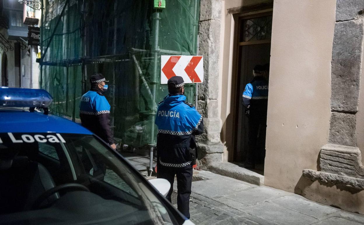 Policía Local acude a una llamada por ruidos en un piso del centro de Segovia.