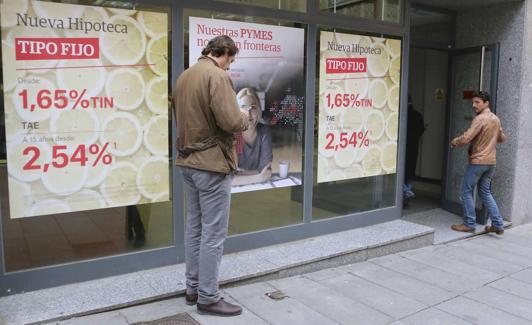 Publicidad de una hipoteca a tipo fijo en el escaparate de una entidad bancaria.