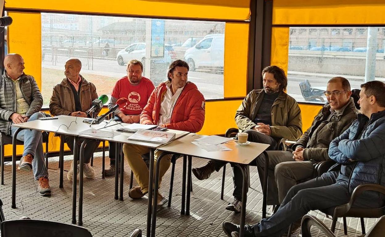 Nevares, junto a otros candidatos de Palencia Tierra Viva, este lunes en rueda de prensa. 