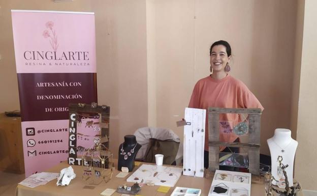 La artesana palentina Alma Lozano, en una feria con 'Cinglarte'