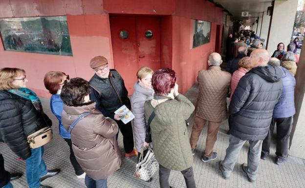 Largas colas en Valladolid para solicitar un viaje del Club de los 60