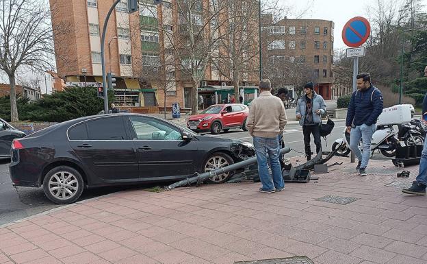 Un herido al colisionar dos coches y derribar uno de ellos un semáforo en Pajarillos