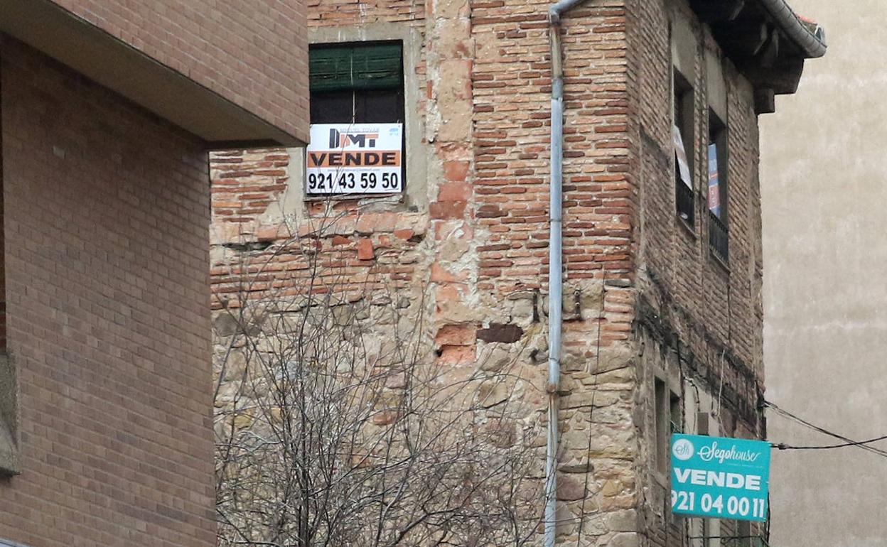 Una vivienda de la capital segoviana en venta y con la fachada mal conservada. 