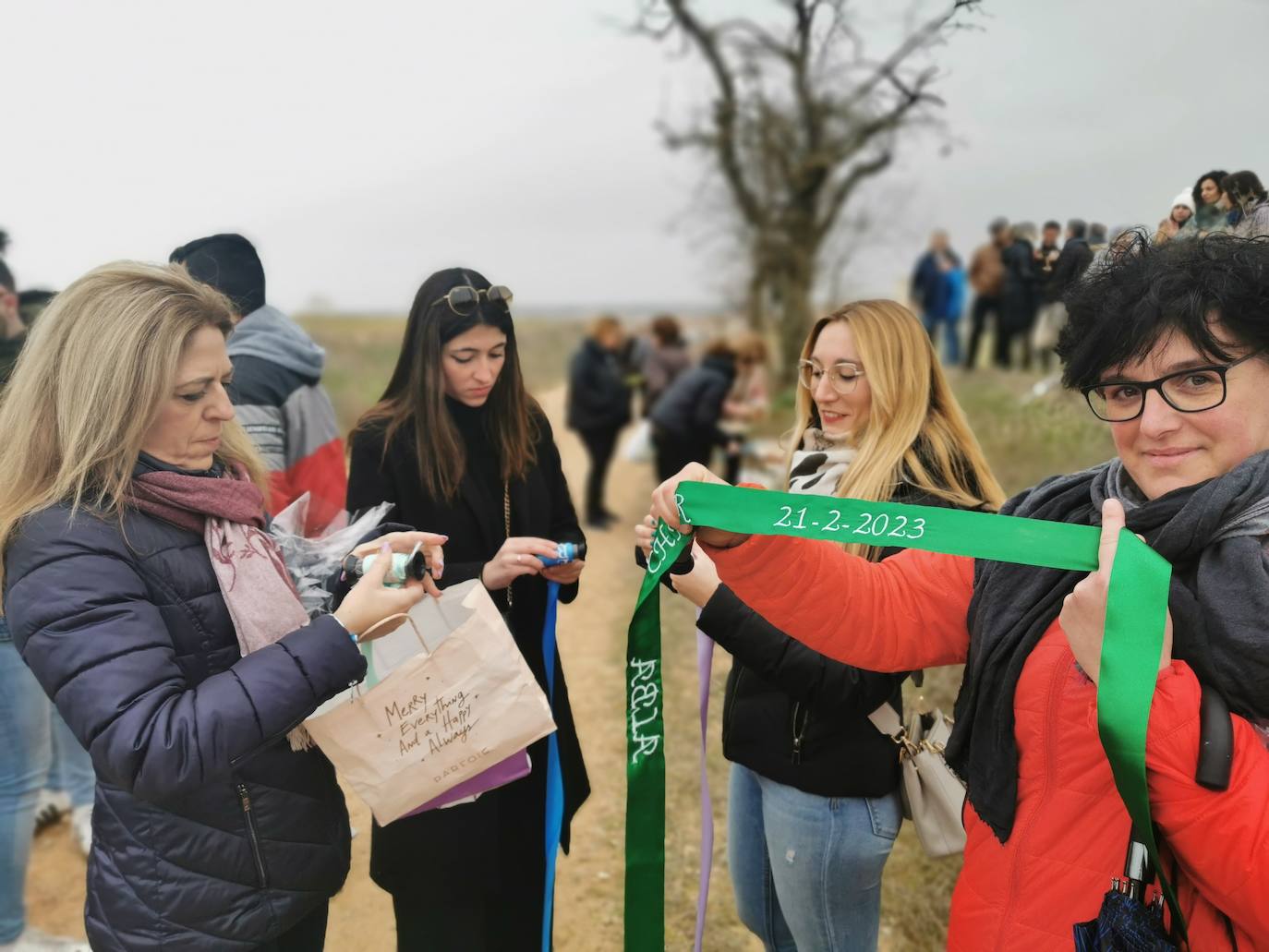 Uno de los quintos de Torrelobatón engancha una cinta con el punzón 