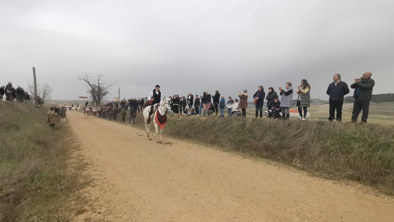 Uno de los quintos de Torrelobatón engancha una cinta con el punzón 