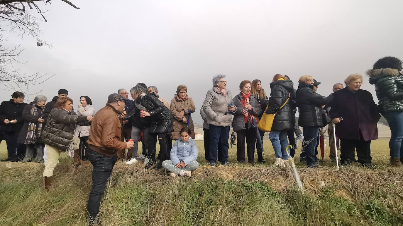 Uno de los quintos de Torrelobatón engancha una cinta con el punzón 