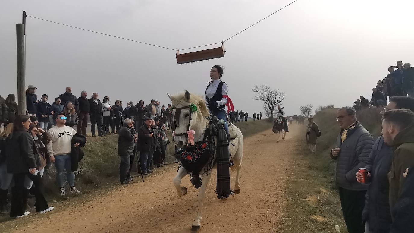 Uno de los quintos de Torrelobatón engancha una cinta con el punzón 