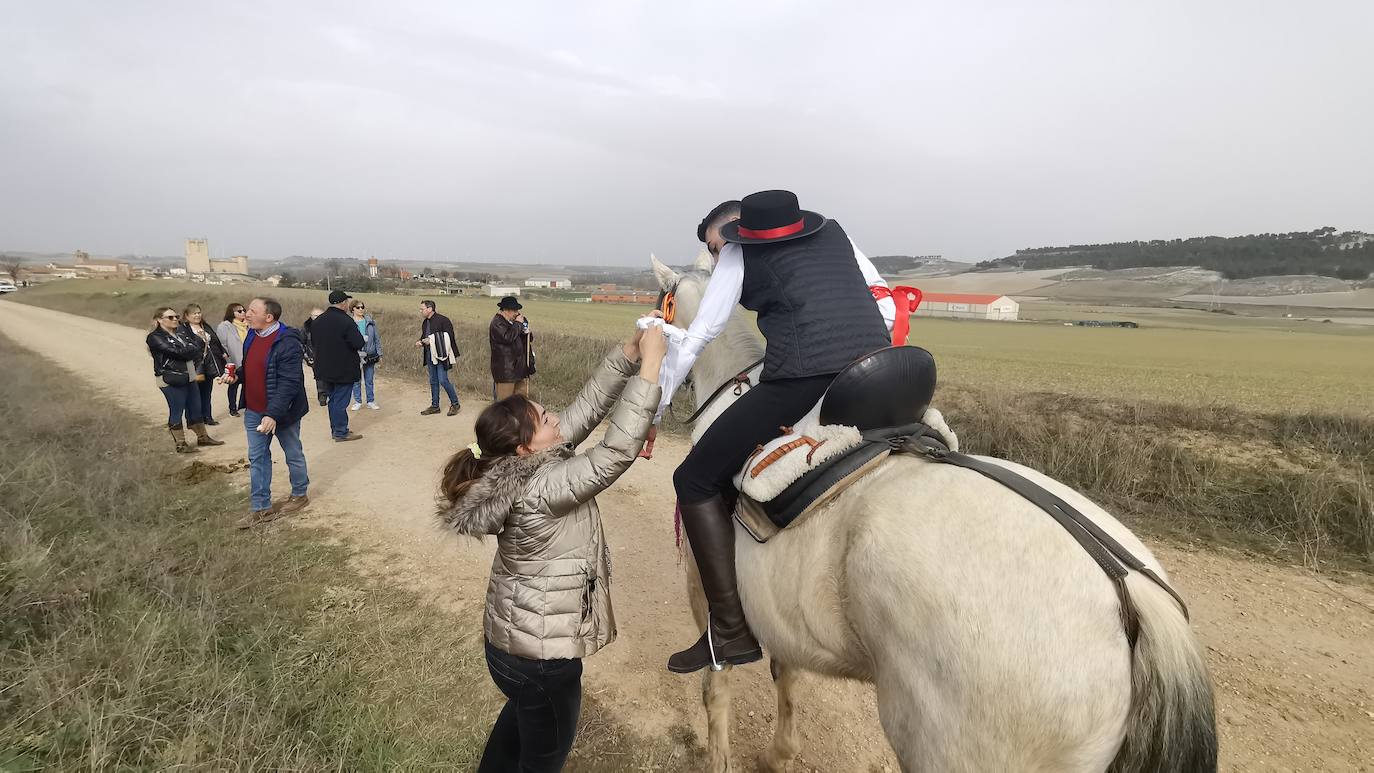 Uno de los quintos de Torrelobatón engancha una cinta con el punzón 