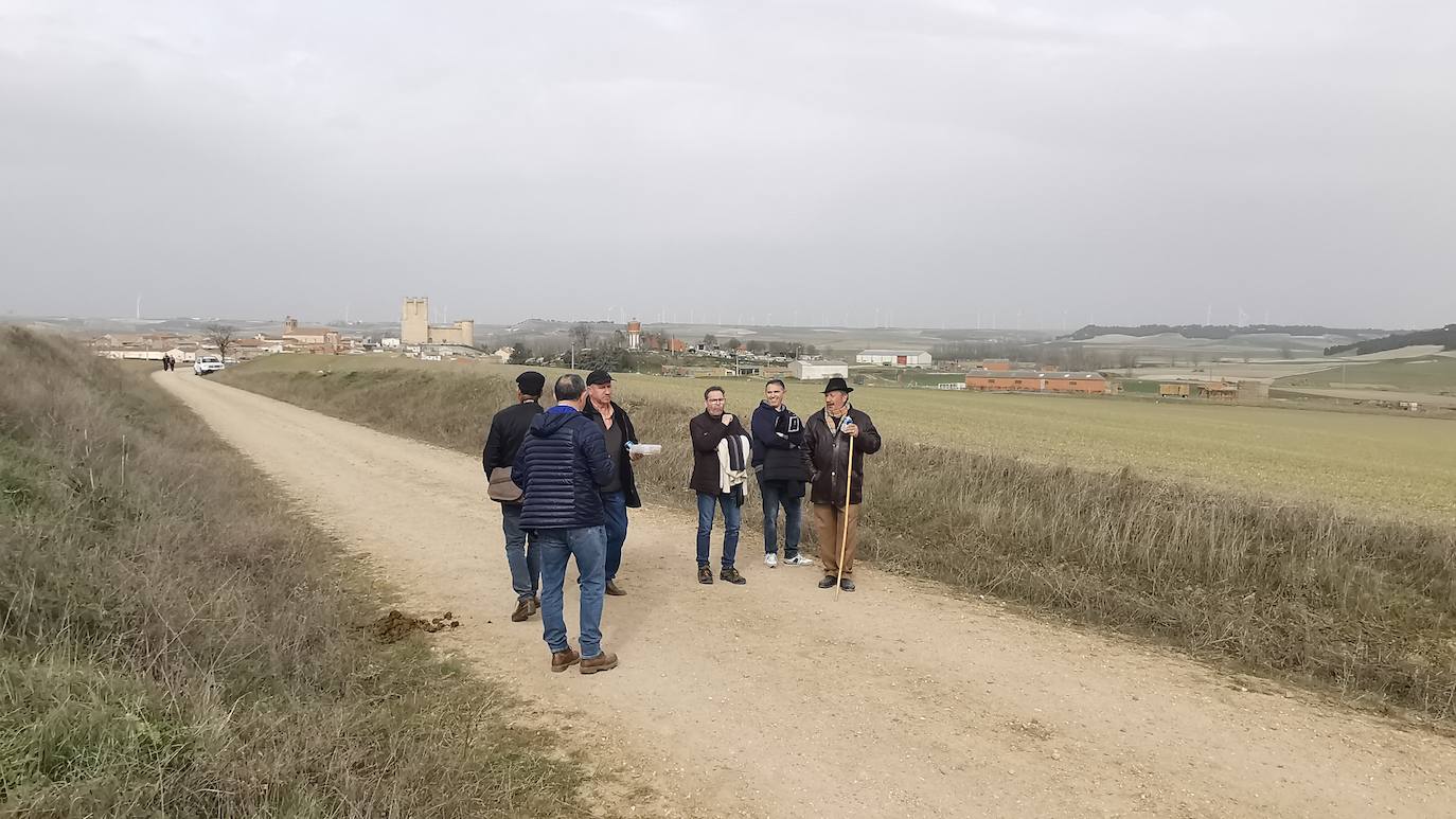 Uno de los quintos de Torrelobatón engancha una cinta con el punzón 