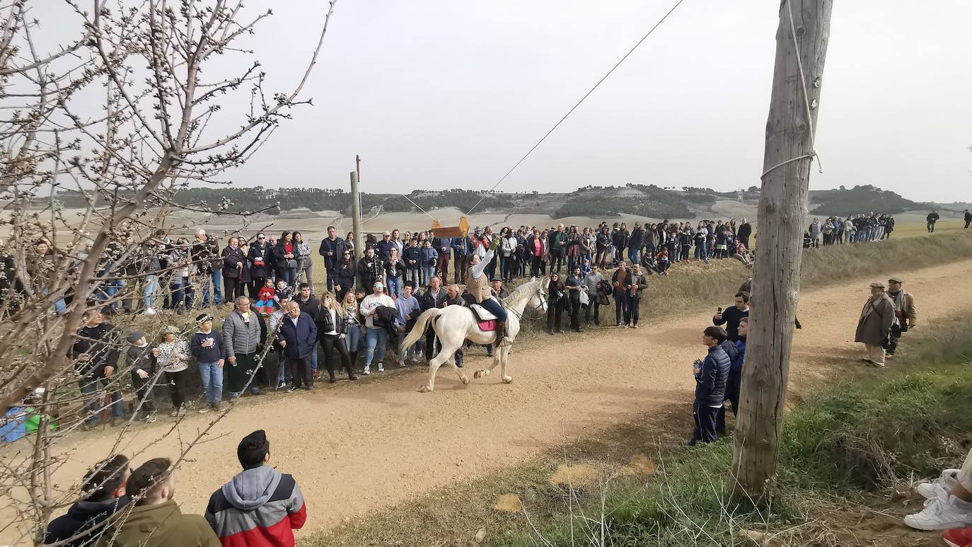 Uno de los quintos de Torrelobatón engancha una cinta con el punzón 