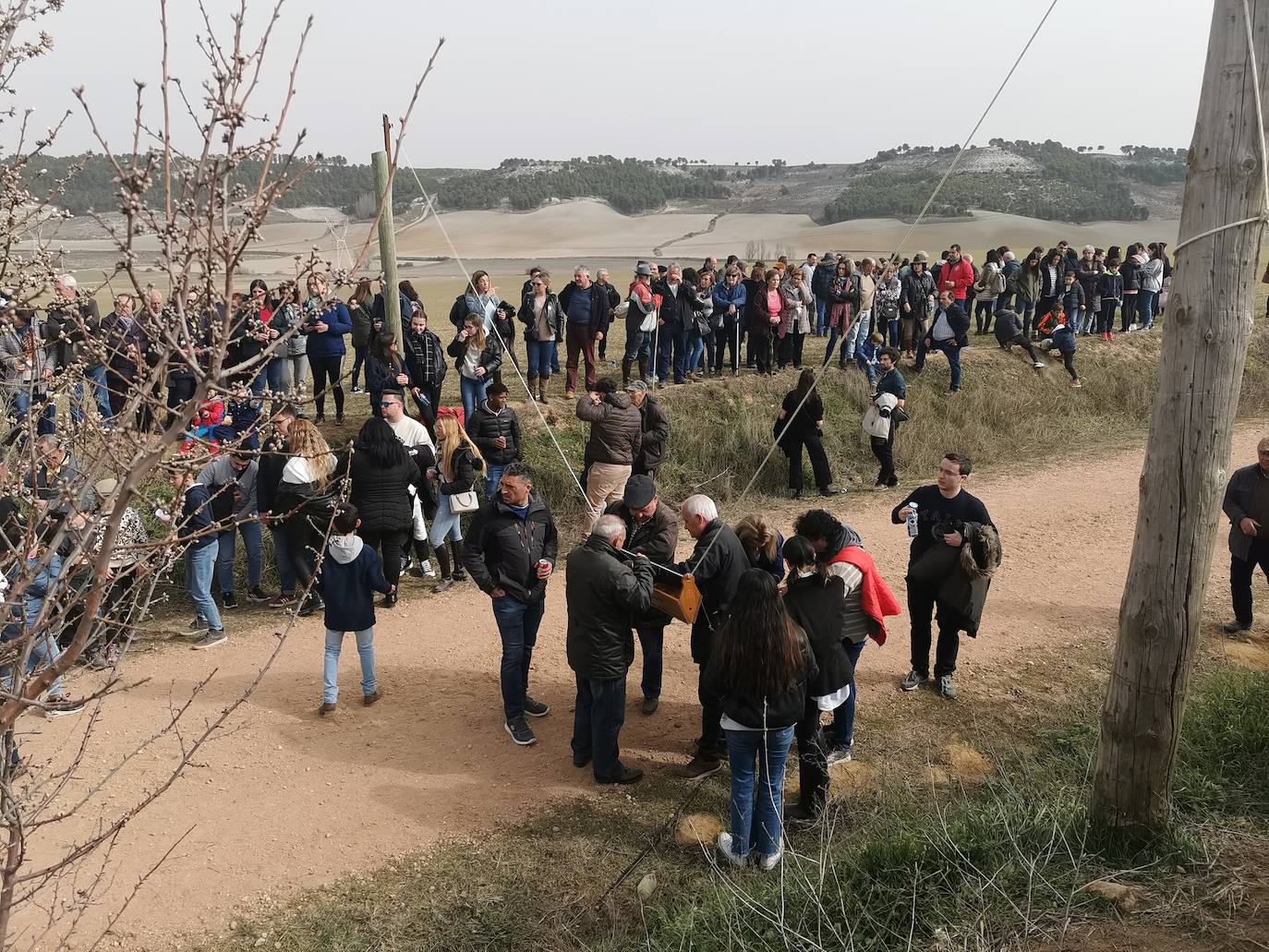 Uno de los quintos de Torrelobatón engancha una cinta con el punzón 
