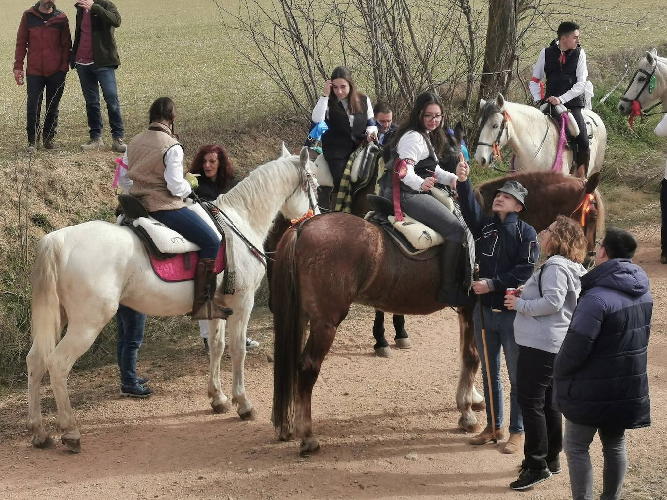 Uno de los quintos de Torrelobatón engancha una cinta con el punzón 