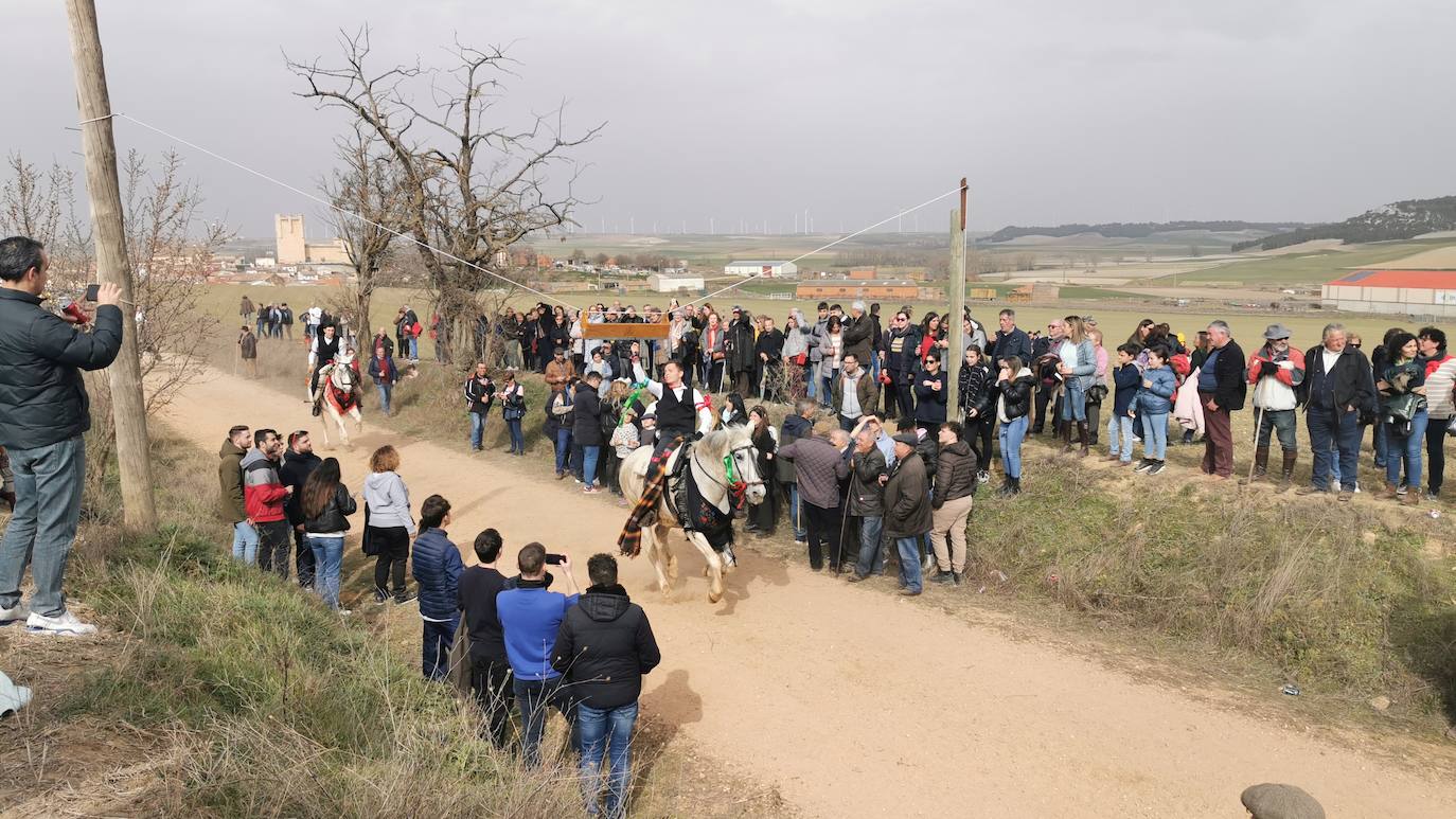 Uno de los quintos de Torrelobatón engancha una cinta con el punzón 