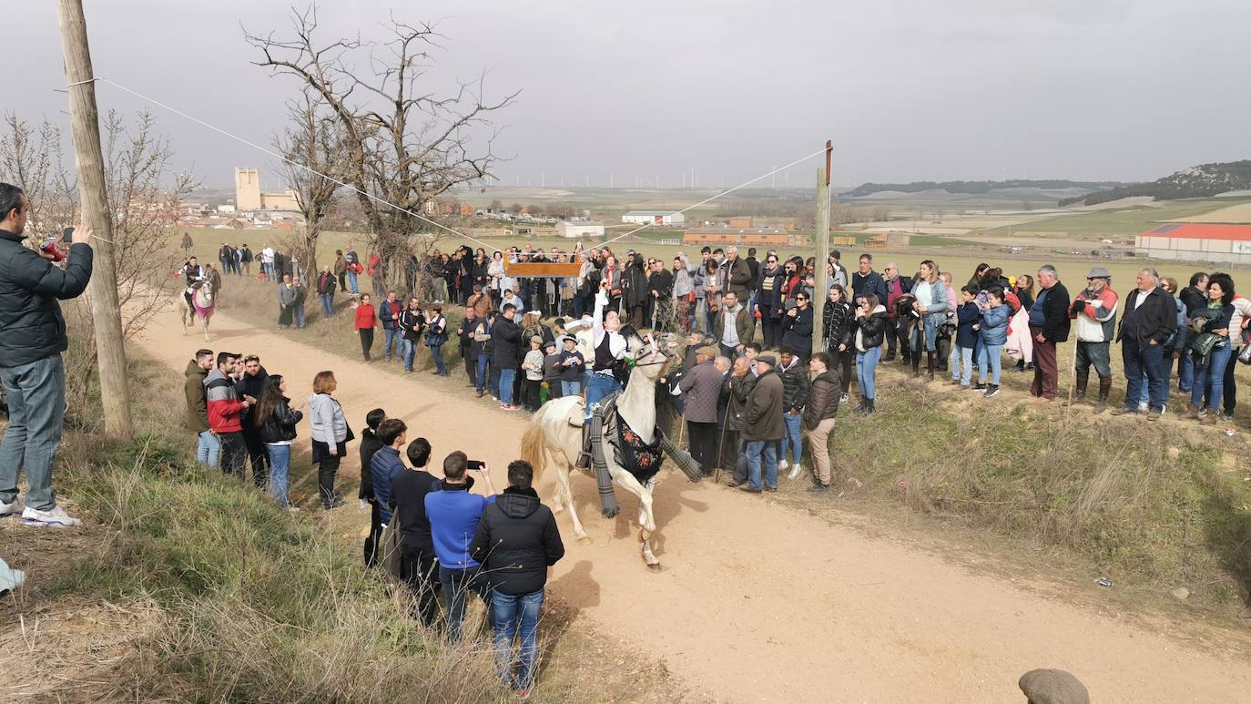 Uno de los quintos de Torrelobatón engancha una cinta con el punzón 