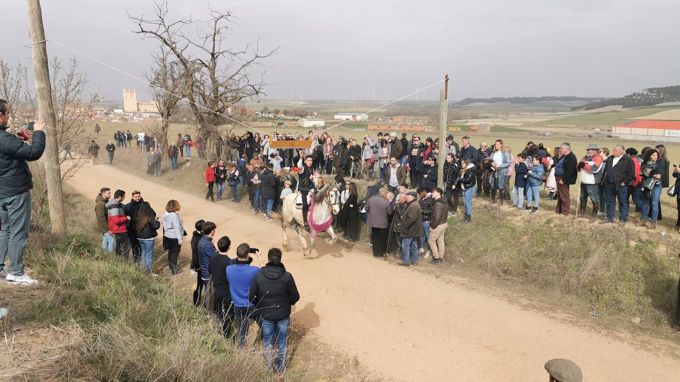 Uno de los quintos de Torrelobatón engancha una cinta con el punzón 