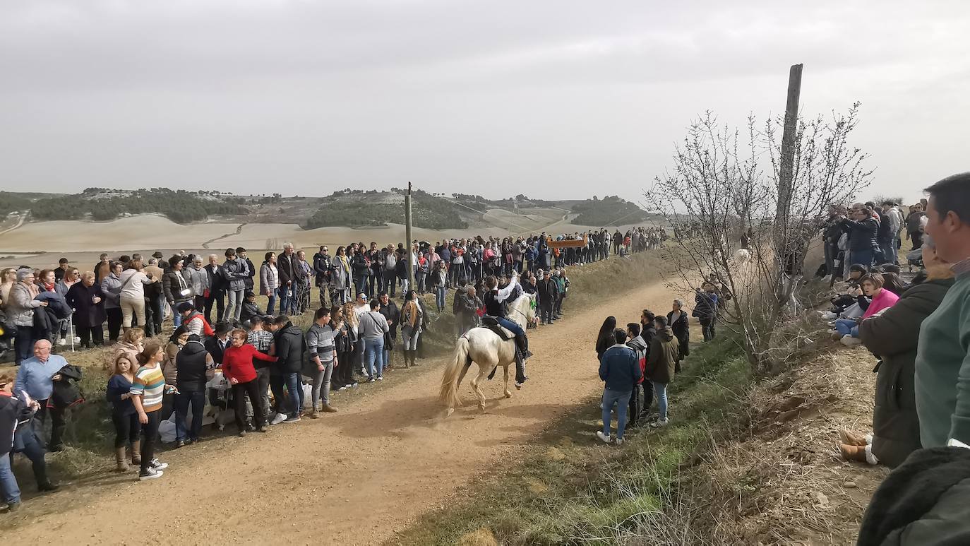Uno de los quintos de Torrelobatón engancha una cinta con el punzón 