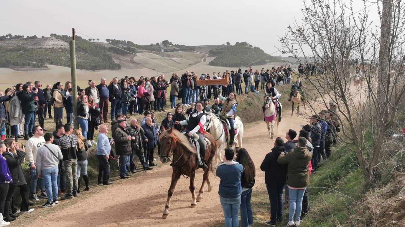 Uno de los quintos de Torrelobatón engancha una cinta con el punzón 