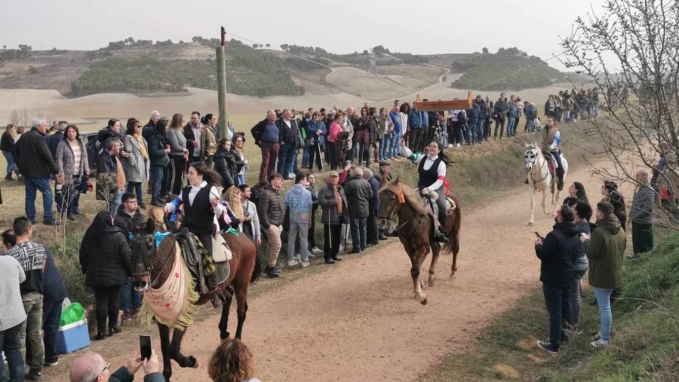 Uno de los quintos de Torrelobatón engancha una cinta con el punzón 