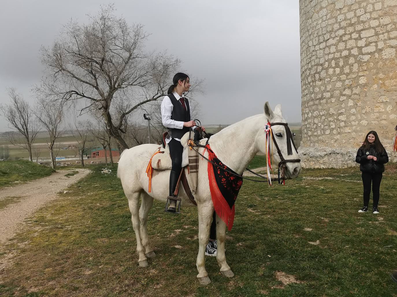 Uno de los quintos de Torrelobatón engancha una cinta con el punzón 